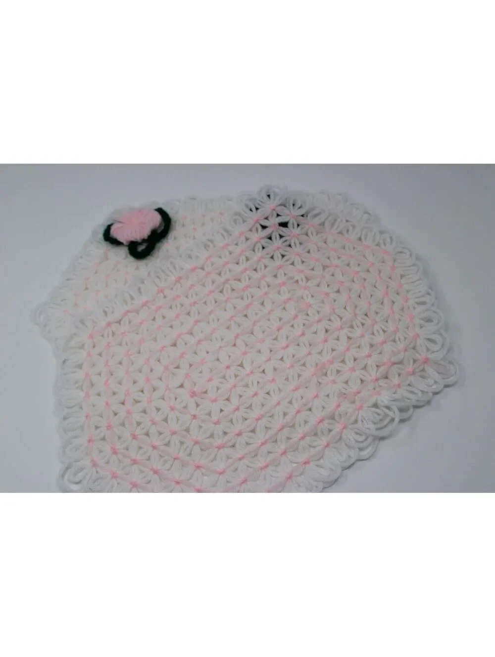 Vintage 1970s Handmade Crochet Pink White Daisy Loop-Stitch Table Dining Mat 2